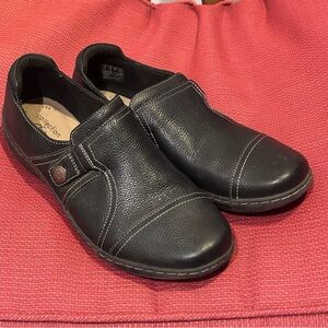Clarks Black Leather Womens Slip-On Flats. Size 8.5